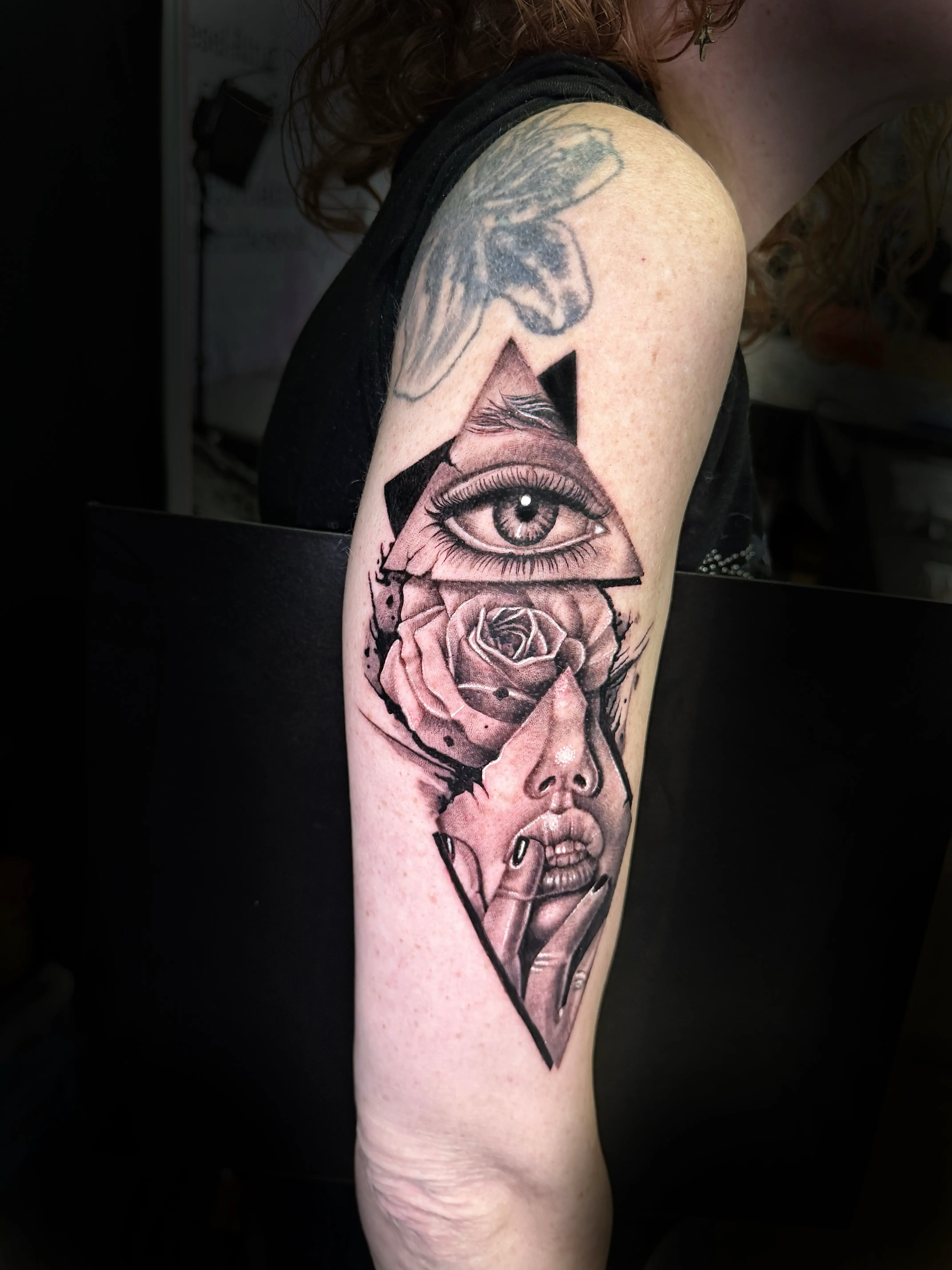 Dreieckiges Gesicht mit Rose